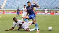 Pemian Persib Bandung, Ciro Alves (kanan) berebut bola dengan pemain PSM Makassar, Yuran Fernandes pada laga Piala Presiden 2024 di Stadion Si Jalak Harupat, Bandung, Jumat (19/07/2024). (Bola.com/Abdul Aziz)