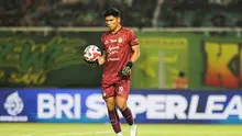 Aksi&nbsp;pemain PSIM Yogyakarta, Cahya Supriadi saat bertanding melawan Persebaya Surabaya&nbsp;pada BRI Super League 2025/2026 di Stadion Gelora Bung Tomo, Surabaya,&nbsp;Jumat (8/8/2025). (Bola.com/Abdul Aziz)&nbsp;