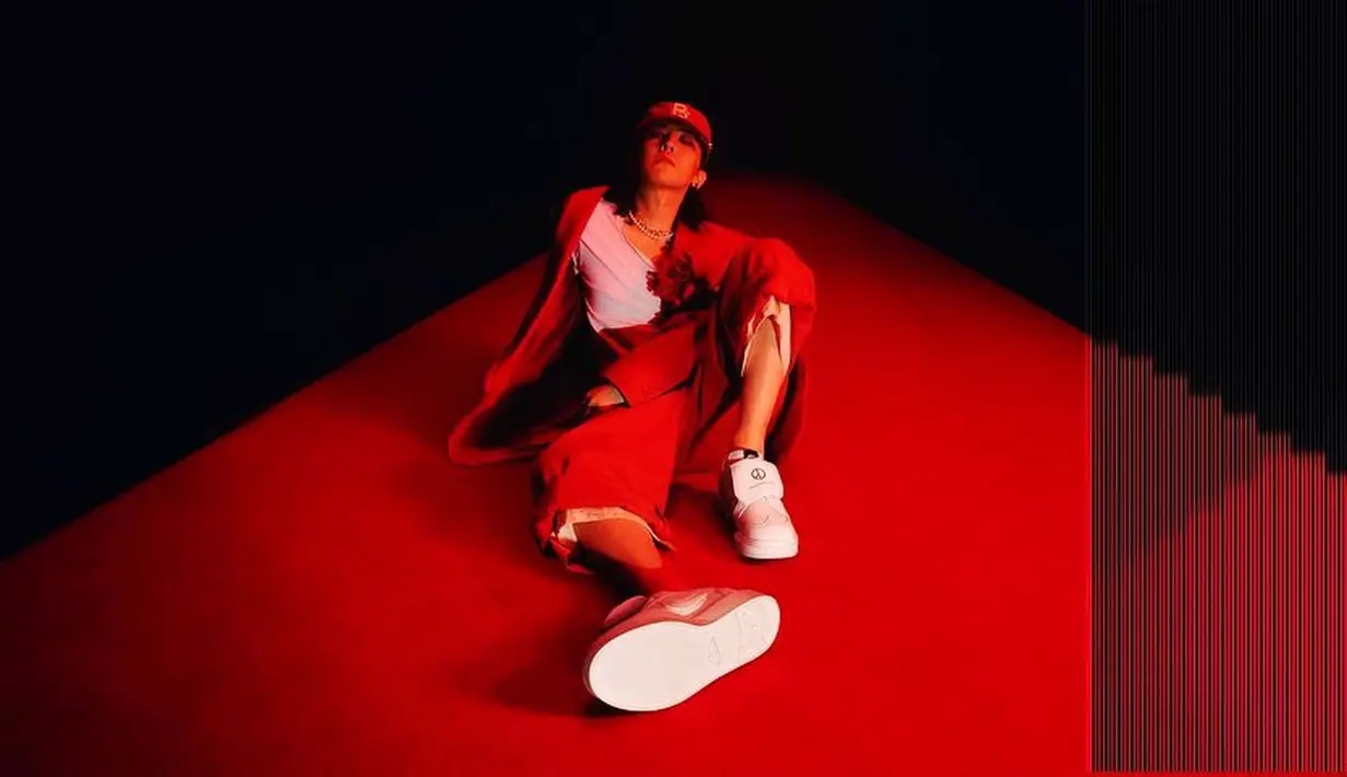 Di dalam sebuah ruangan bernuansa merah, G-Dragon juga tampil mengenakan outfit serba merah. Oversized blazer dikenakan senada dengan celana merah. Sebagai innerwear, ia mengenakan t-shirt putih polos, yang senada dengan sneakers putihnya. Foto: Instagram.