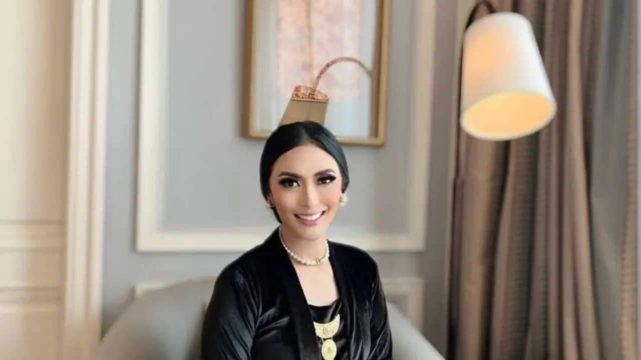 Gaya Tina Astari, Istri Menteri UMKM yang Anggun Berbalut Kebaya dan Wastra