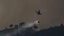 Sebuah helikopter pemadam kebakaran menjatuhkan air ke kebakaran hutan di dekat Robledo de Chavela, sekitar 60 kilometer sebelah barat Madrid, Senin, 27 Juli 2026.(AFP/  Oscar DeL Pozo)