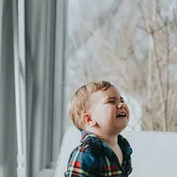 Anak sensitif dan mudah menangis hanya perlu bimbingan dari orang tua untuk membantu mengelola emosi mereka. Berikut caranya. (Foto: Unsplash.com/Marcos Paulo Prado).