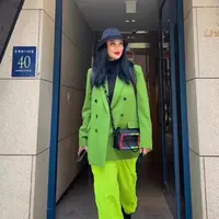 Pelantun lagu Sang Dewi ini memperlihatkan gaya busana nyentrik penuh warna yang membuatnya terlihat fresh dan awet muda walau berusia 56 tahun. @ti2dj.