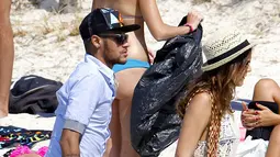 Striker Barcelona, Neymar, kini sedang dalam proses cedera tulang punggung. Pemain internasional Brasil ini memiliki cara khusus untuk memulihkan cederanya (Dailymail)