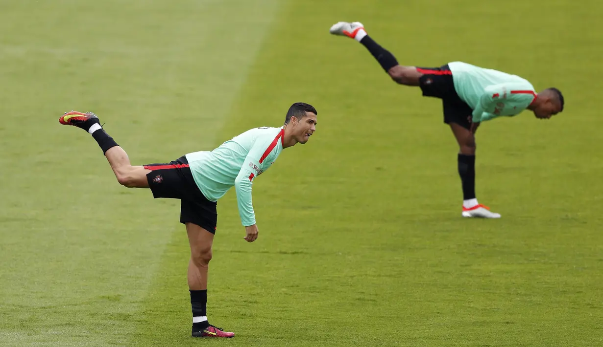 Cristiano Ronaldo dan Nani  tengah serius melakukan latihan di Centre National de Rugby, Marcoussis, Prancis. (28/6/16). (REUTERS/John Sibley)