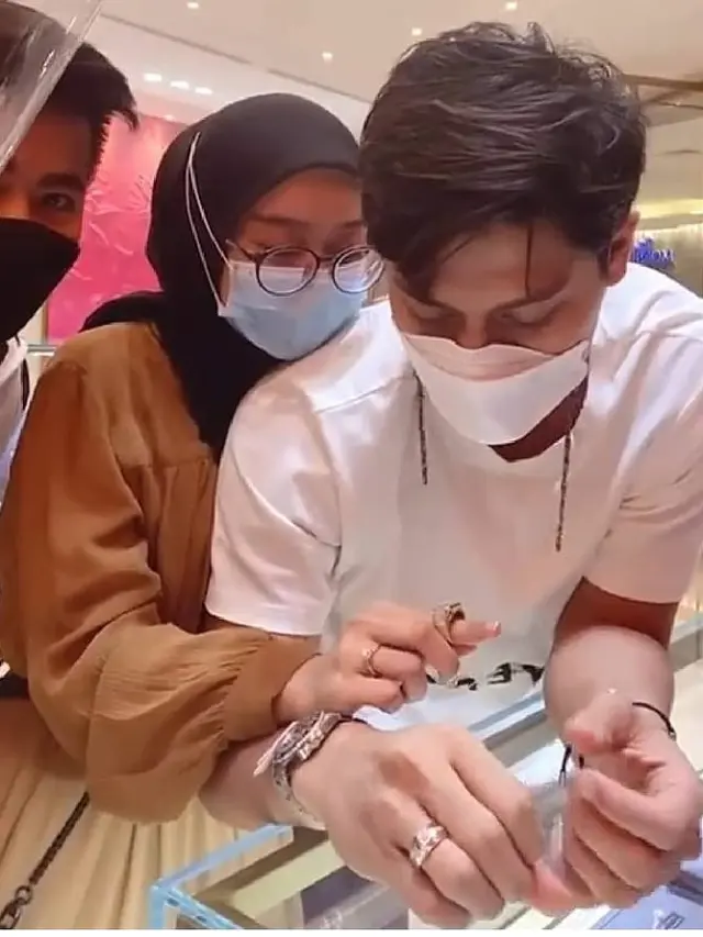 Segera Bertunangan, Ini 6 Momen Lesty Kejora dan Rizky Billar Beli Cincin