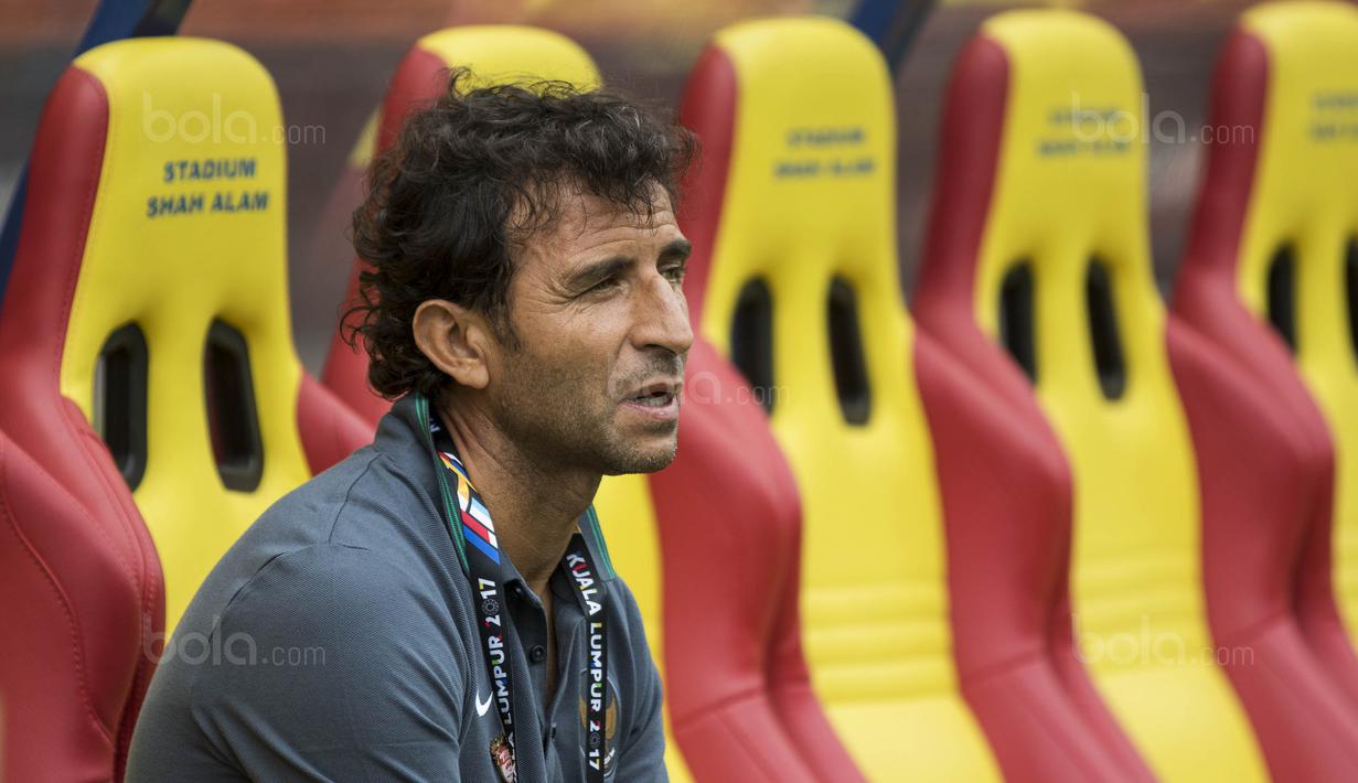 Pelatih Timnas Indonesia, Luis Milla, sebelum melawan Thailand pada laga Grup B SEA Games 2017 di Stadion Shah Alam, Selangor, Selasa (15/8/2017). Kedua negara bermain imbang 1-1. (Bola.com/Vitalis Yogi Trisna)