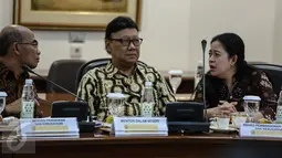 Menko PMK Puan Maharani dan Mendagri Tjahjo Kumolo terlihat menghadiri rapat kabinet terbatas di Kantor Kepresidenan, Jakarta, Jumat (12/8). Rapat tersebut membahas soal pencegahan dan penanganan kebakaran hutan dan lahan. (Liputan6.com/Faizal Fanani)