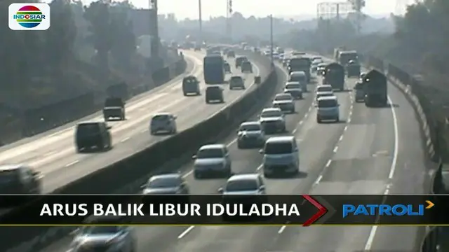 Kepadatan arus lalu lintas mulai terjadi di ruas Jalan Tol Cikampek, Karawang, Jawa Barat, tepatnya di jalur menuju Jakarta.