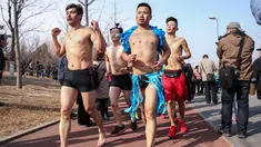 Para peserta mengambil bagian dalam lomba lari tahunan Undie Run di Olympic Forest Park, Beijing pada 24 Februari 2019. Pesertanya pun diwajibkan berlari sambil mengenakan kostum unik atau pakaian dalam saja. (Photo by STR / AFP)