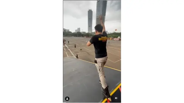 Bikin Deg-Degan, Ini 6 Potret Ariel NOAH Nyanyi Sambil Meluncur Pakai Sepatu Roda