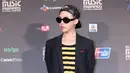 Kombinasi blazer dengan kaos garis-garis sepertinya dapat menjadi inspirasi. G-Dragon pun menambah aksen dengan kacamata hitam. (Bintang/EPA)