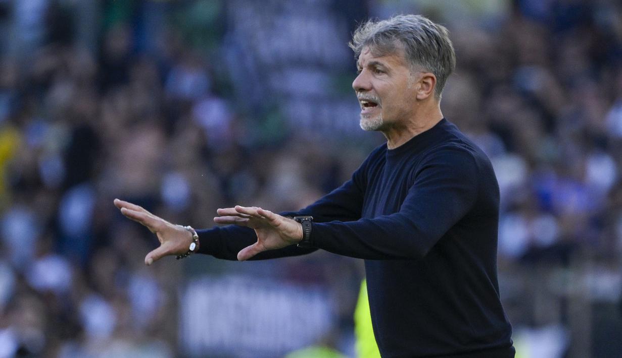 Pelatih Lazio, Marco Baroni memberikan instruksi kepada pemainnya dalam laga lanjutan Liga Italia 2024/2025 melawan Juventus di Olympic Stadium, Roma, Italia, Sabtu (10/05/2025) waktu setempat. (AP Photo/LaPresse/Fabrizio Corradetti)