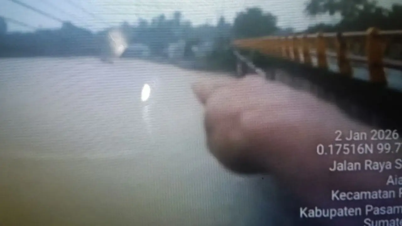Air Sungai Batang Pasaman, Kecamatan Pasaman, Kabupaten Pasaman Barat mulai naik dipicu hujan lebat sejak pagi sampai sore, Jumat (2/1/2026).