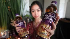 Model menunjukkan prodak Nafoura Kurma Water di Jakarta, Kamis (2/5). Nafoura Kurma Water siap dipasarkan di Indonesia untuk memenuhi kebutuhan nutrisi masyarakat saat berpuasa. (Liputan6.com/Angga Yuniar)