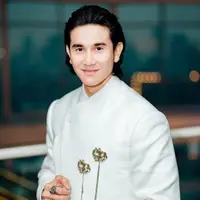 Vino G Bastian memerankan Buya Hamka. Sebelumnya, ia menjadi Chrisye dan Djamin Ginting dalam 3 Nafas Likas. Meski begitu, peran ini tetap menantang. (Foto: Dok. Instagram @vinogbastian__)