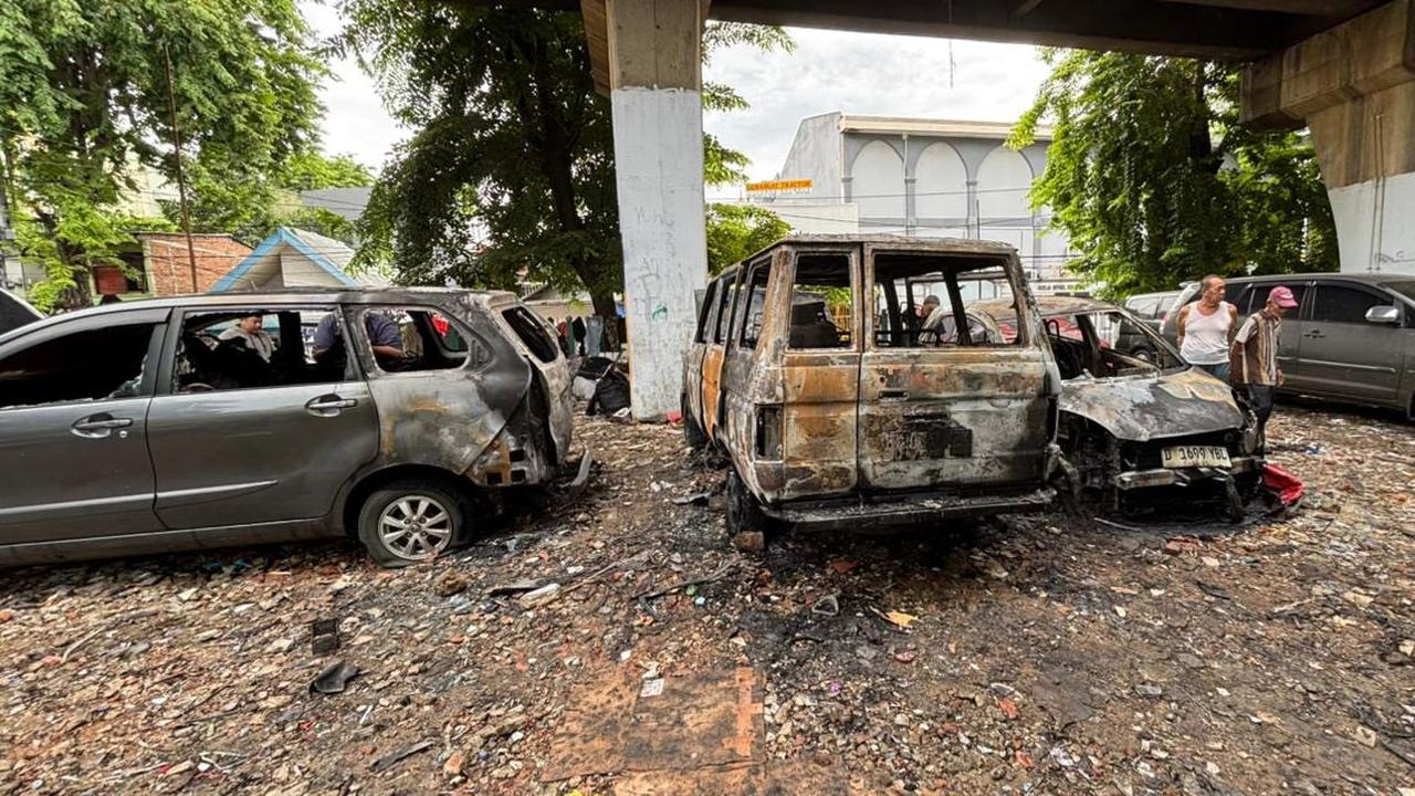 3 Mobil Hangus Terbakar di Kolong Rel Kereta Jakpus, 4 Saksi Diperiksa