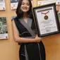 Latisa Shafa Naraswari menerima penghargaan dari MURI. (Istimewa)