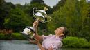 Petenis Belarusia, Aryna Sabalenka berpose dengan trofi kejuaraan tenis Australia Open 2023 di Royal Botanic Garden di Melbourne, Minggu (29/1/2023). Sabalenka yang berusia 24 tahun menang atas Elena Rybakina dari Kazakhstan di final 4-6, 6-3 dan 6-4. (AP Photo/Aaron Favila)
