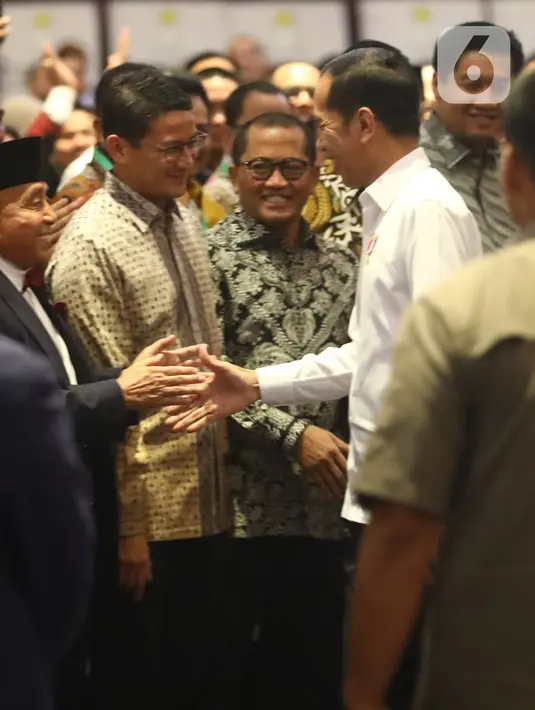 Presiden Joko Widodo bersalaman dengan Sandiaga Uno setibanya menghadiri acara pelantikan pengurus Himpunan Pengusaha Muda Indonesia (HIPMI) periode 2019-2024, di Hotel Raffles, Jakarta, Rabu (15/1/2020). Sandiaga Uno hadir sebagai mantan Ketum HIPMI periode 2005-2008. (Liputan6.com/Angga Yuniar)