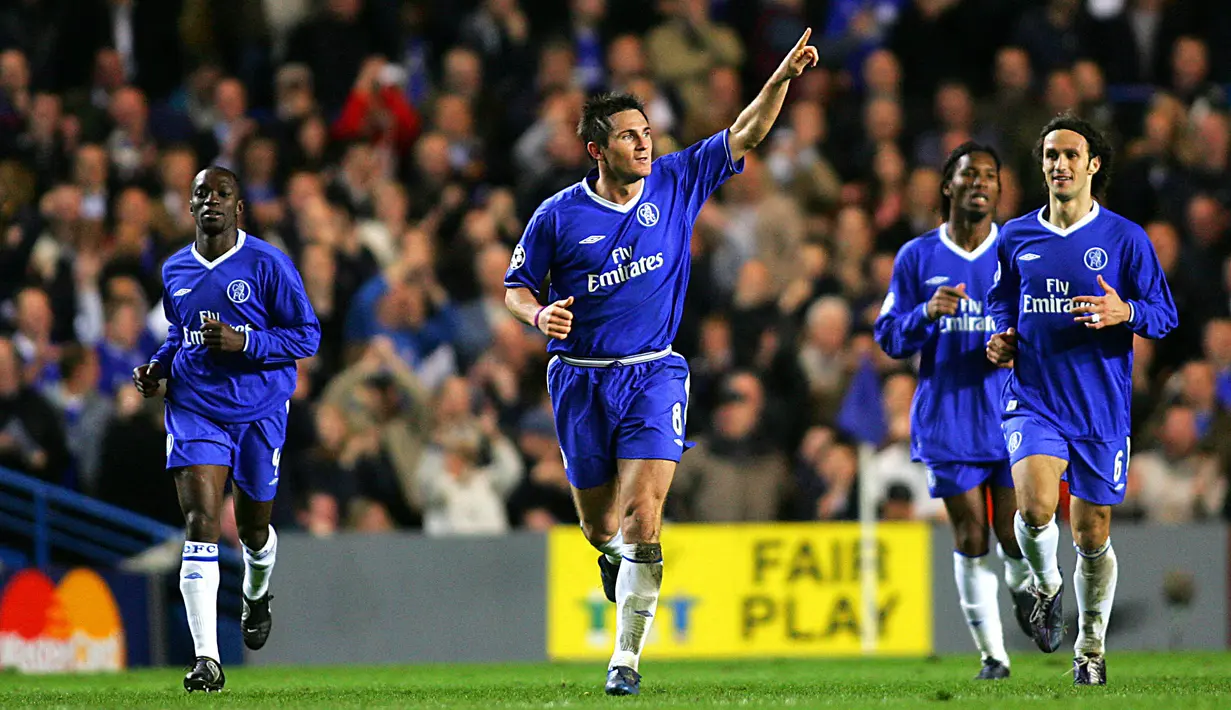 Chelsea berhasil menangkan Liga Inggris di musim 2005/2006. Mereka juga membuat catatan gemilang dengan hanya kebobolan sebanyak 22 kali. Catatan semakin sempurna karena di tahun 2005 merupakan ulang tahun The Blues yang ke-100. (Foto: AFP/Adrian Dennis)