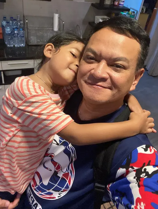 Bahagianya Hedi Yunus mendapat peluk dan cium dari Irma. Keduanya saling menyayangi. (Foto: Instagram/@hedi_yunus)