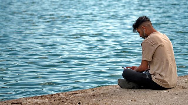 Ilustrasi mendengar lagu, musik