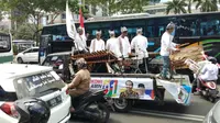 Kelompok musik menuju ke GBK untuk memeriahkan Konser Putih Bersatu sekaligus kampanye kabar Jokowi-Ma'ruf Amin. (Liputan6.com/ Ady Anugrahadi)