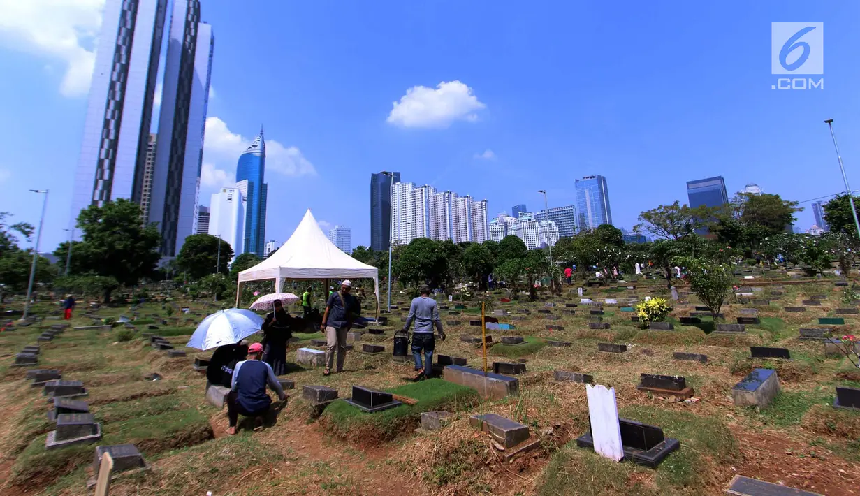 Umat muslim melakukan ziarah kubur di Tempat Pemakaman Umum (TPU)  Karet Bivak, Jakarta Pusat, Kamis (10/5). Tradisi ziarah kubur rutin digelar umat muslim setiap menjelang Ramadan untuk mendoakan kerabat yang sudah meninggal. (Merdeka.com/Arie Basuki)
