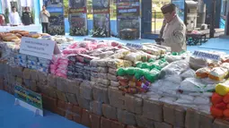 Presiden Prabowo Subianto melakukan pengecekan sebelum memusnahkan barang bukti narkoba sitaan Kepolisian Republik Indonesia, di Lapangan Bhayangkara, Mabes Polri, Rabu (29/10/2025). Total 214,84 ton narkotika senilai Rp29,37 triliun, yang merupakan hasil sitaan Polri selama satu tahun terakhir dimusnahkan. (merdeka.com/Arie Basuki)
