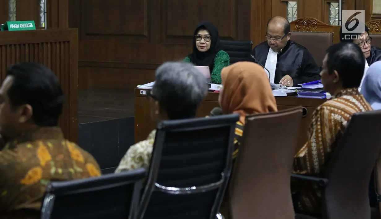 Terdakwa dugaan korupsi investasi perusahaan di Blok Basker Manta Gummy Australia Tahun 2009, Karen Agustiawan (tengah) menyimak keterangan saksi saat sidang lanjutan di Pengadilan Tipikor, Jakarta, Kamis (28/2). (Liputan6.com/Helmi Fithriansyah)