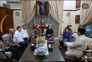 Presiden Prabowo Subianto mendatangi kediaman Presiden ke-5 RI sekaligus Ketua Umum PDIP Megawati Soekarnoputri di Jalan Teuku Umar, Jakarta, Senin (28/9/2026) sore, dalam rangka menyampaikan belasungkawa atas wafatnya Guruh Soekarnoputra.