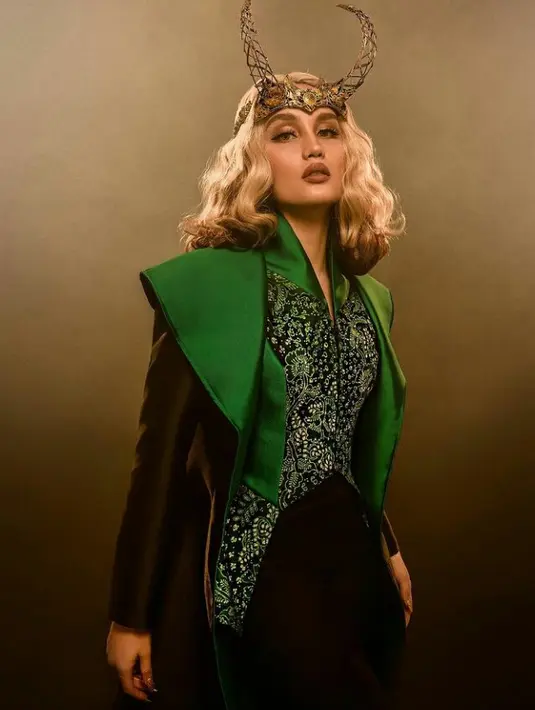 Terinspirasi dari serial Marvel Studios ‘Loki’. Cinta Laura tampil fierce bergaya bak Lady Loki. Dia mengenakan busana khas karakter Loki dengan unsur khas nusantara rancangan Agus Salim. Ia juga melengkapi penampilannya dengan headpiece rancangan Rinaldy Yunardi. (FOTO: Instagram/claurakiehl).