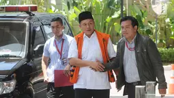 Bupati Lampung Tengah Mustafa bersalaman dengan kuasa hukumnya Tito Hananta saat tiba di gedung KPK, Jakarta, Kamis (15/3). Mustafa diperiksa terkait kasus dugaan suap pinjaman daerah pada APBD Lampung Tengah 2018. (Merdeka.com/Dwi Narwoko)