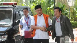 Bupati Lampung Tengah Mustafa bersalaman dengan kuasa hukumnya Tito Hananta saat tiba di gedung KPK, Jakarta, Kamis (15/3). Mustafa diperiksa terkait kasus dugaan suap pinjaman daerah pada APBD Lampung Tengah 2018. (Merdeka.com/Dwi Narwoko)