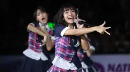 Personil JKT48, Freya Jayawardana (kanan), saat menyanyikan salah satu lagu dalam acara Grand Final AXIS Nation Cup 2023 di Istora Senayan, Jakarta, Minggu (15/10/2023). Penampilan JKT48 benar-benar ditunggu-tunggu ribuan penggemarnya yang memadati Istora Senayan. (Bola.com/M Iqbal Ichsan)