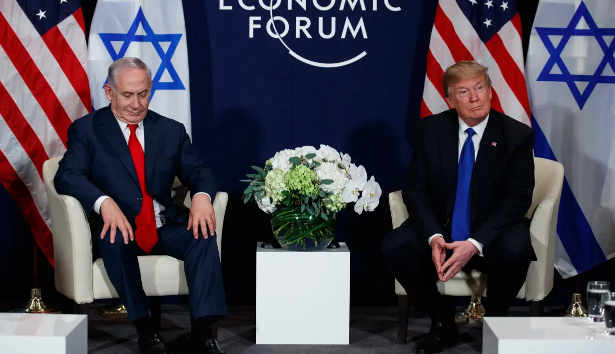 Presiden AS Donald Trump (kiri) dan Perdana Menteri Israel Benjamin Netanyahu saat menggelar pertemuan di sela Forum Ekonomi Dunia, Davos (25/1). (AP Photo / Evan Vucci)