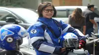 Nita memutuskan untuk menjadi rider Blu-Jek agar dapat membantu membiayai kuliahnya saat ini di salah satu universitas swasta 