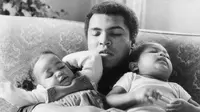 Saat masih hidup, Muhammad Ali pernah memberikan nasihat kepada kedua putrinya tentang hijab. Foto: Heavy.com.
