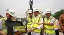 Presiden Jokowi (kedua kanan) melihat maket mesin bor bawah tanah Antareja usai meninjau proses pengeboran proyek terowongan MRT titik lokasi Patung Pemuda, Senayan, Jakarta, Kamis (8/10). (Liputan6.com/Faizal Fanani)
