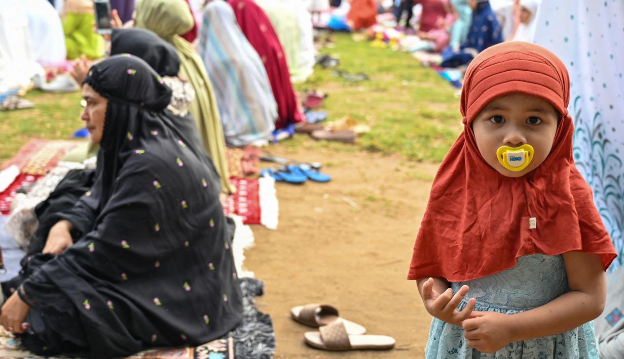 Umat ​​Islam mengikuti sholat Idul Adha di Banda Aceh pada 29 Juni 2023. (Photo by CHAIDEER MAHYUDDIN / AFP)
