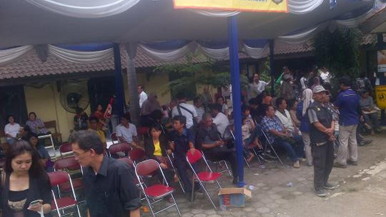 Tampak wartawan dengan duduk menunggu proses identifikasi korban Sukho 