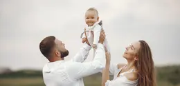 Kehadiran si kecil membawa kebahagiaan sekaligus perubahan dalam kehidupan pasangan, dengan komunikasi dan perhatian sederhana dapat membantu menjaga kedekatan emosional serta keharmonisan hubungan. (Foto/Dok: Pexels)