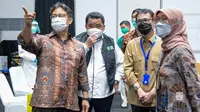 Menteri Kesehatan RI Budi Gunadi Sadikin meninjau pelaksanaan vaksinasi COVID-19 6.000 tenaga kesehatan di Gelora Bung Karno Jakarta pada 4 Februari 2021. (Dok Kementerian Kesehatan RI)