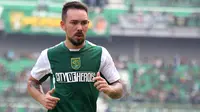 Damian Lizio menjalani laga debut di Persebaya dalam laga kontra Persidago di Stadion Gelora Bung Tomo, Sabtu (23/2/2019). (Bola.com/Aditya Wany)