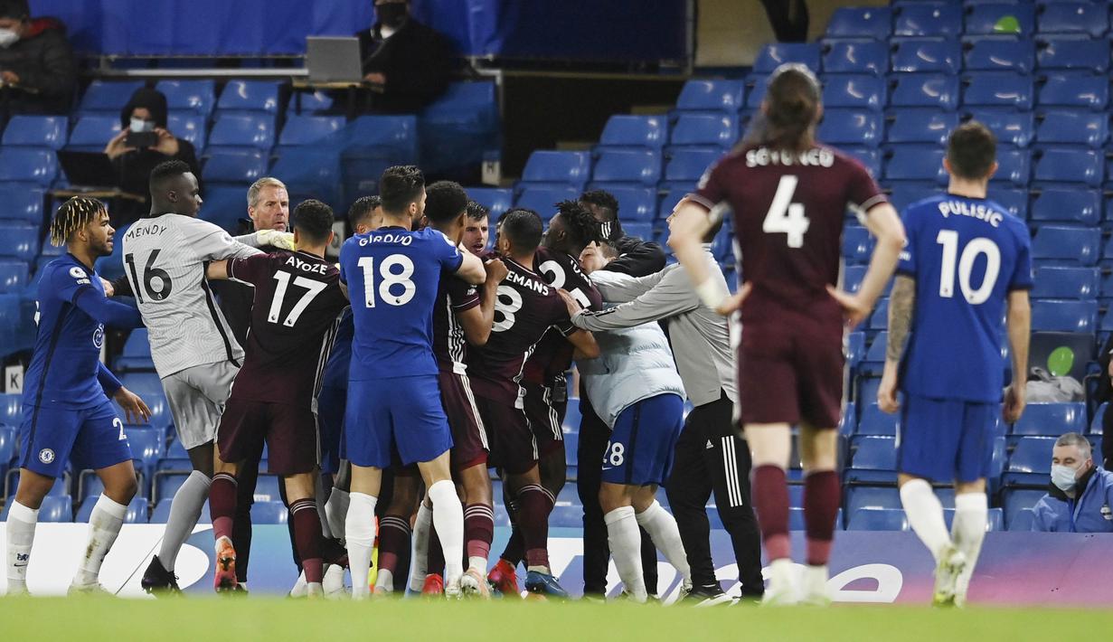 Para pemain Chelsea tampak bersitegang dengan pemain Leicester City pada laga Liga Inggris di Stadion Stamford Bridge, Rabu (19/5/2021). Chelsea menang dengan skor 2-1. (Glyn Kirk/Pool via AP)