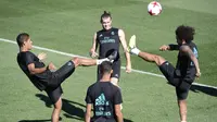 Pemain Real Madrid, Gareth Bale (tengah) melahap sesi latihan bersama Raphal Varane (kiri) dan Marcelo, pada Sabtu (12/8/2017).. (AFP/Javier Soriano)