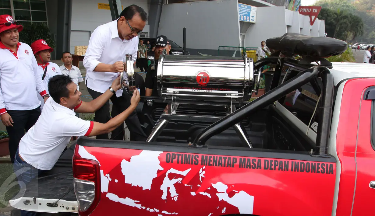 Mensesneg Pratikno memasukkan kapsul waktu saat pelepasan mobil Ekspedisi Kapsul Waktu di GBK, Jakarta, Kamis (17/9). Mobil tersebut akan melakukan perjalanan keliling Indonesia guna mewujudkan mimpi melalui aspirasi masyarakat.(Liputan6.com/Angga Yuniar)