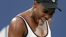 Reaksi petenis Amerika Serikat, Venus Williams setelah ketinggalan poin atas lawannya Elina Svitolina dari Ukraina pada babak kedua AS Terbuka 2019 di Louis Amstrong Stadium, Rabu (28/8/2019). Venus Williams harus angkat koper lebih awal usai tumbang dua set 4-6, 4-6. (AP/Michael Owens)
