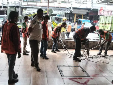 Petugas gabungan dari Pemerintah Kota Administrasi Jakarta Utara saat membongkar bangunan ruko yang melanggar izin di Jalan Pluit Karang Niaga, Penjaringan, Jakarta Utara, Rabu (24/5/2023). (merdeka.com/Iqbal S.Nugroho)